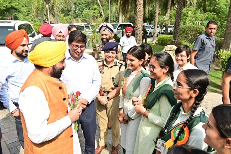 ਮੁੱਖ ਮੰਤਰੀ ਪੰਜਾਬ ਸ. ਭਗਵੰਤ ਸਿੰਘ ਮਾਨ ਦਾ ਡੀਸੀ, ਡੀਆਈਜੀ, ਐਸਐਸਪੀ ਤੇ ਜ਼ਿਲ੍ਹੇ ਦੇ ਟਾਪਰ ਵਿਦਿਆਰਥੀਆਂ ਨੇ ਕੀਤਾ ਸਵਾਗਤ-ਬਠਿੰਡਾ