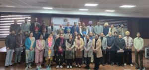 ਐਮ.ਆਰ.ਐਸ.ਪੀ.ਟੀ.ਯੂ.  ਦੇ ਵਾਈਸ ਚਾਂਸਲਰ ਪ੍ਰੋ. (ਡਾ.) ਸੰਜੀਵ ਕੁਮਾਰ ਸ਼ਰਮਾ, ਯੂਨੀਵਰਸਿਟੀ ਵਿਖੇ ਇੰਟਰਐਕਟਿਵ ਮੀਟਿੰਗ ਦੌਰਾਨ ਮਾਨਤਾ ਪ੍ਰਾਪਤ ਕਾਲਜਾਂ ਦੇ ਡਾਇਰੈਕਟਰਾਂ ਅਤੇ ਪ੍ਰਿੰਸੀਪਲਾਂ ਨਾਲ।