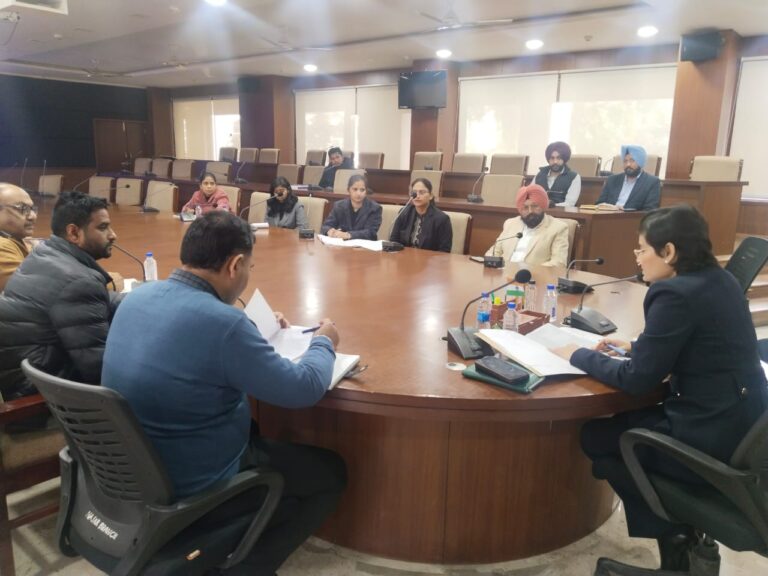 ਰੋਡ ਸੇਫ਼ਟੀ ਸਬੰਧੀ ਆਮ ਲੋਕਾਂ ਨੂੰ ਵੱਧ ਤੋਂ ਵੱਧ ਜਾਗਰੂਕ ਕਰਨ ਸਬੰਧੀ ਵਧੀਕ ਡਿਪਟੀ ਕਮਿਸ਼ਨਰ (ਜ) ਮੈਡਮ ਪੂਨਮ ਸਿੰਘ ਵੱਲੋਂ ਜ਼ਿਲ੍ਹੇ ਦੇ ਵੱਖ-ਵੱਖ ਵਿਭਾਗਾਂ ਦੇ ਅਧਿਕਾਰੀਆਂ ਨਾਲ ਮੀਟਿੰਗ