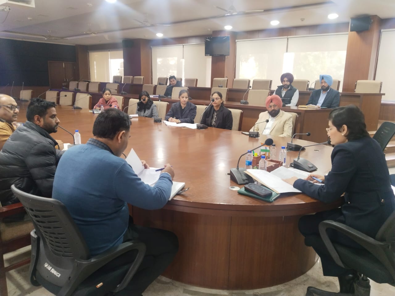 ਰੋਡ ਸੇਫ਼ਟੀ ਸਬੰਧੀ ਆਮ ਲੋਕਾਂ ਨੂੰ ਵੱਧ ਤੋਂ ਵੱਧ ਜਾਗਰੂਕ ਕਰਨ ਸਬੰਧੀ ਵਧੀਕ ਡਿਪਟੀ ਕਮਿਸ਼ਨਰ (ਜ) ਮੈਡਮ ਪੂਨਮ ਸਿੰਘ ਵੱਲੋਂ ਜ਼ਿਲ੍ਹੇ ਦੇ ਵੱਖ-ਵੱਖ ਵਿਭਾਗਾਂ ਦੇ ਅਧਿਕਾਰੀਆਂ ਨਾਲ ਮੀਟਿੰਗ